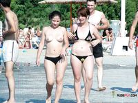 Topless a bez spěchu na slunném úseku písku