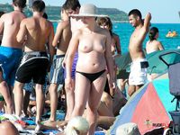 Un verre frais sur une plage animée, le haut enlevé