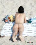 砂浜に立つ、自然体の自信