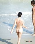 砂浜に立つ、自然体の自信