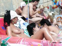 Oben ohne im warmen Sand an einem sonnigen Strandnachmittag