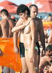 Oben ohne im warmen Sand an einem sonnigen Strandnachmittag