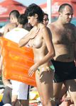 Oben ohne im warmen Sand an einem sonnigen Strandnachmittag