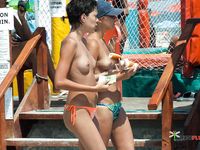 Oben ohne im warmen Sand an einem sonnigen Strandnachmittag
