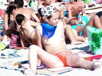 浅海涉水，手枕脑后走过蛙形浮具