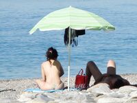 Oben ohne im Flachwasser, Felsen unter der Oberfläche