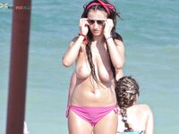 Slip rosa e un telo colorato in spiaggia