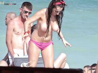 Slip rosa e un telo colorato in spiaggia