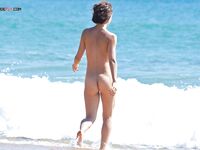 Vrij Rennen Langs het Strand Naast Rollende Oceaangolven