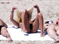 Topless et détendue en culotte colorée au soleil