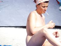 Toalha às riscas e sol topless descontraído na praia