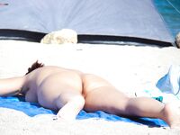 Sonnencreme am Nacktstrand – Schutz unter freiem Himmel