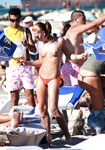 Spacer nad krystaliczną wodą na plaży nudystów