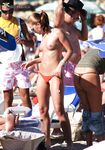 Spacer nad krystaliczną wodą na plaży nudystów
