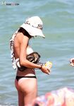 Ručník, sluneční klobouk a klidný moment na nudistické pláži
