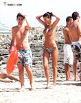 Slip a zebra accanto all'acqua blu limpida della riva
