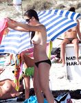 Slip a zebra accanto all'acqua blu limpida della riva