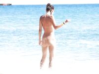 Topless na pláži Albufeira v modrých spodních dílech bikiny