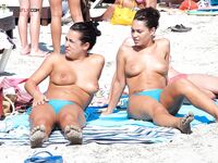 Pozorování příboje z uvolněného topless místa na pláži