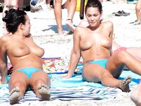 Pozorování příboje z uvolněného topless místa na pláži
