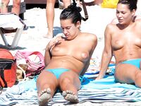 Pozorování příboje z uvolněného topless místa na pláži