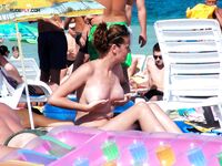 Úplná přirozená nahota u otevřeného pobřeží