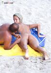 A Partilhar Óleo Protetor Laranja em Toalhas de Praia Nudista