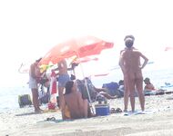草むらの海岸砂丘で、花柄の紫ヘアバンド