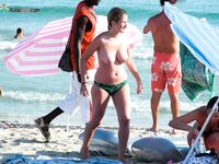 Soft sand and golden skin: a peaceful morning spent in a classic topless fashion.