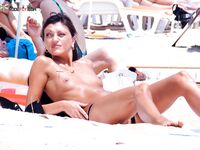 Modrá gumička a kroužkové náušnice podél zvlněného břehu