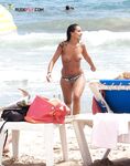 Vystupuje z moře na topless pláž