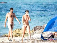 Faccia a faccia su una tavola lontano dalla sabbia
