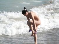 이물거품 속 휴식, 모래 해안을 스치는 파도