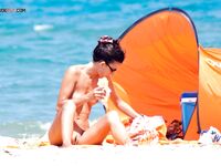 Descalços na Areia Molhada com Ondas Turquesa ao Fundo