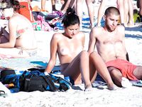 En una toalla con braguita blanca entre bañistas al sol