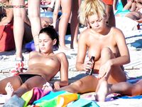 En una toalla con braguita blanca entre bañistas al sol