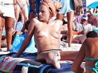 Ciche topless popołudnie na piasku