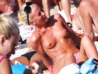 Ciche topless popołudnie na piasku