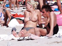 Pauza w płytkiej wodzie, gdy fale rozbijają się wokół nich