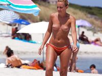 Saindo das Águas Rasas com o Cabelo Molhado numa Praia Nudista