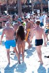 Gesprek onder zandsteenrotsen op een rustig naaktstrand