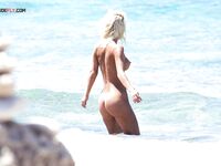 A quiet photography session dedicated to the beauty of a topless summer. 4