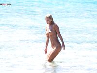 A quiet photography session dedicated to the beauty of a topless summer. 4