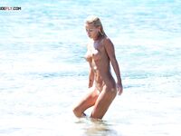 A quiet photography session dedicated to the beauty of a topless summer. 4