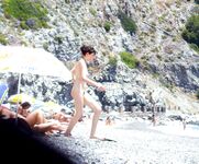 Lange grüne Luftmatratze aus der Brandung am Nacktstrand