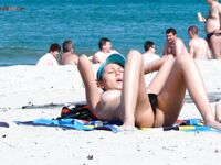 Dół w panterce i papieros przy toczących się falach