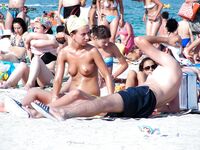Flauto d'argento sulla riva rocciosa della spiaggia nudista
