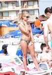 I love to slip off my bikini bottoms when I am on the beach and feel the wind and waves on my cunny.