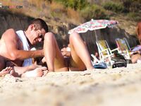 A bright, sun-filled session featuring a model in a state of total freedom. 2