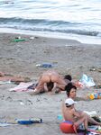 Laag geknield in roze bikinibroekje op warm topless strandzand
